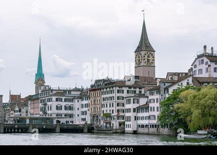 Blick auf Zürich mit der Limmat im Vordergrund Stockfoto