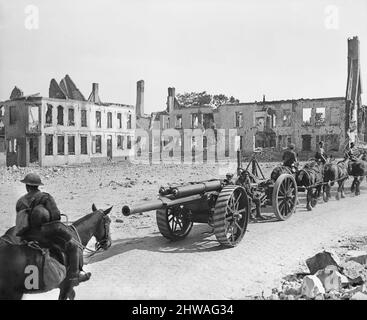 Roops of the Royal Garrison Artillery moving 60 Pfünder guns forward through St. Venant, 22. August 1918 during the Hundred Days Offensive, August-november 1918. Stockfoto