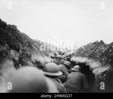 Eine Raidparty des Bataillons von 10., Cameronians (schottische Gewehre), wartet im Nickerchen auf das Signal. In Der Nähe Von Arras, 24. März 1917. Stockfoto