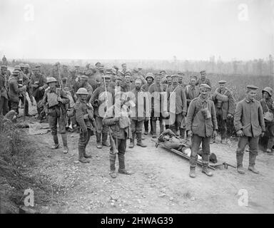 Deutsche Gefangene, die während der Schlacht von Amiens gefangen genommen wurden und von britischen Soldaten (Division 58.) in Sailly Laurette am 8. August 1918 während der Hunderttägigen Offensive bewacht wurden, Stockfoto