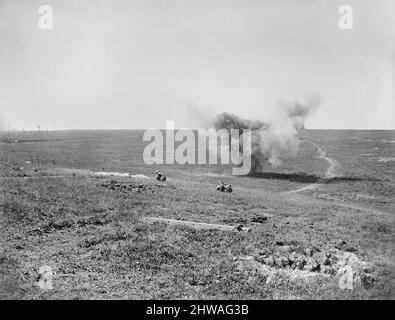 Zweite Schlacht an der Somme 1918. Deutscher Granatbruch, bei dem zwei Soldaten im Vordergrund ducken. In Der Nähe Von Courcelles, 21. August 1918. Stockfoto