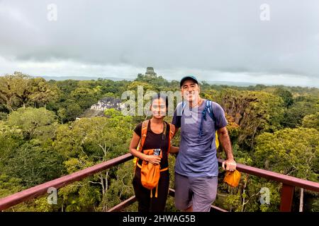 Blick über den Dschungel von der Pyramide der verlorenen Welt, Tikal Nationalpark, Petén, Guatemala Stockfoto