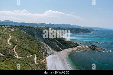 Der Strand Playa de la Cueva entlang der Nordküste Spaniens, in Asturien Stockfoto