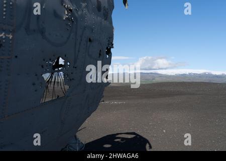 Beeindruckende Ansicht des Sólheimasandur Plane Wrack, der Überreste eines Flugzeugs der US Navy DC aus dem Jahr 1973, das auf dem schwarzen Sandstrand in Island abgestürzt ist Stockfoto