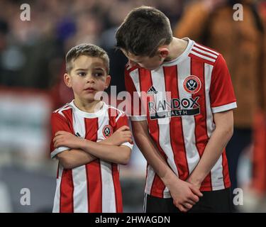 Sheffield, Großbritannien. 04. März 2022. Zwei Sheffield United Maskottchen in Sheffield, Vereinigtes Königreich am 3/4/2022. (Foto von Mark Cosgrove/News Images/Sipa USA) Quelle: SIPA USA/Alamy Live News Stockfoto