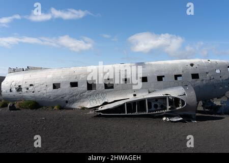 Beeindruckende Ansicht des Sólheimasandur Plane Wrack, der Überreste eines Flugzeugs der US Navy DC aus dem Jahr 1973, das auf dem schwarzen Sandstrand in Island abgestürzt ist Stockfoto