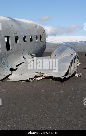 Beeindruckende Ansicht des Sólheimasandur Plane Wrack, der Überreste eines Flugzeugs der US Navy DC aus dem Jahr 1973, das auf dem schwarzen Sandstrand in Island abgestürzt ist Stockfoto