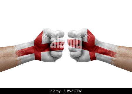 Zwei Hände schlagen sich gegenseitig auf weißem Hintergrund zu. Länderflaggen bemalten Fäuste, Konfliktkrisenkonzept zwischen england und england Stockfoto