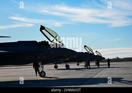 Amari Air Base, Estland. 27.. Februar 2022. Drei US-Luftstreitkräfte F-35s, die von der Royal Air Force Lakenheath dem Kampfflügel 48. zugewiesen wurden, werden nach dem Flug auf dem Luftwaffenstützpunkt Ã„mari, Estland, am 27. Februar 2022 gewartet. Mitglieder der FW 48., des Fighter Wings 52. vom Luftwaffenstützpunkt Spangdahlem, des Fighter Wings 388. vom Luftwaffenstützpunkt Hill und des Air Ground Operations Wings 435. vom Luftwaffenstützpunkt Ramstein wurden nach Ãmari ab eingesetzt, um die kollektive Verteidigung der NATOs und die verstärkte Luftpolizierungsmission zu unterstützen. Kredit: U.S. Army/ZUMA Press Wire Service/ZUMAPRESS.com/Alamy Live Nachrichten Stockfoto