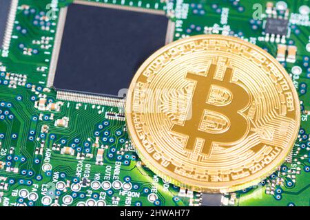 Grüne Platine mit Bitcoin Metallic-Münze, Kryptowährung Mining-Konzept Stockfoto