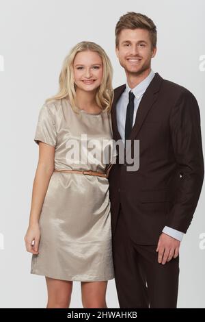 Unglaublich cool. Studioportrait einer gut gekleideten jungen Couople. Stockfoto