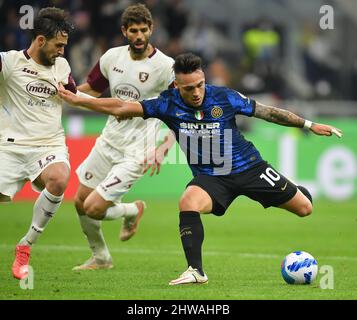 Mailand, Italien. 4. März 2022. Lautaro Martinez von FC Inter erzielt seinen zweiten Treffer bei einem Fußballspiel der Serie A zwischen FC Inter und Salernitana in Mailand, Italien, am 4. März 2022. Quelle: Str/Xinhua/Alamy Live News Stockfoto