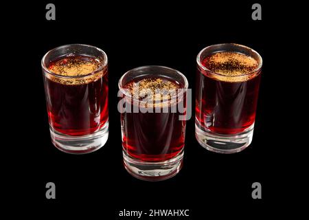 Monochrome transparente Cocktails, eine Reihe von Aufnahmen Pile, Keil, drei Portionen, mit Geschmack von Beeren, Kirschen, Erdbeeren, greiprut, Cola, mit spic Stockfoto