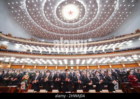 Peking, China. 5. März 2022. Die fünfte Sitzung des Nationalen Volkskongresses 13. (NPC) wird am 5. März 2022 in der Großen Halle des Volkes in Peking, der Hauptstadt Chinas, eröffnet. Quelle: Xing Guangli/Xinhua/Alamy Live News Stockfoto