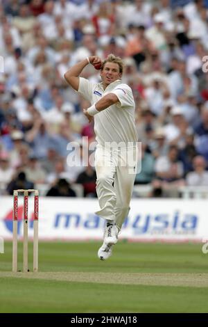 4. August 2005: Der australische Leg-Spin Bowler Shane Warne bowelt tagsüber einen der 2. npower Ashes Tests, der zwischen England und Australien auf dem Edgbaston Cricket Ground, Birmingham, gespielt wurde. Foto: Neil Tingle/Actionplus.050804 Cricketspieler-Cricket-Asche Stockfoto