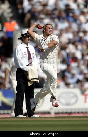 8. September 2005: Australischer Legspinner Shane Warne beim Bowling am 1. Tag des 5. npower Ashes Tests zwischen England und Australien, im Oval, London. Foto: Glyn Kirk/Actionplus.050908 männliche Cricket-Cricketspieler-Bowler für Herren Stockfoto