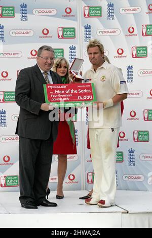 12. September 2005: Der australische Beinspinner Shane Warne wird nach dem 5. npower Ashes-Test zwischen England und Australien im Oval, London, als Mann der Serie ausgezeichnet. England gewann die Serie 2-1, um die Asche zurückzugewinnen. Foto: Glyn Kirk/Actionplus.050912 Gewinner Team Cricket Präsentation Auszeichnung Bowler Spieler Stockfoto