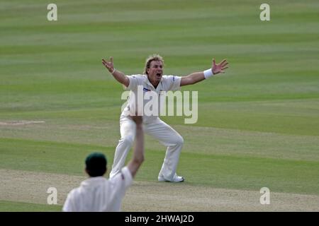 4. August 2005: Shane Warne, ein australischer Leg-Spin-Bowler, appelliert am Tag an einen der 2. npower Ashes Tests, die zwischen England und Australien auf dem Edgbaston Cricket Ground, Birmingham, gespielt wurden. Foto: Neil Tingle/Actionplus.050804 Cricketspieler-Cricket-Asche Stockfoto