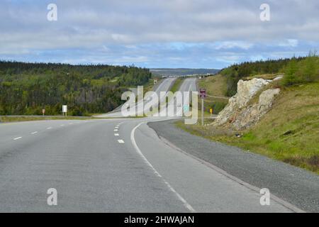 Im Frühling landschaftlich reizvolle Landschaft entlang des kurvenreichen Abschnitts des Newfoundland Highway Stockfoto