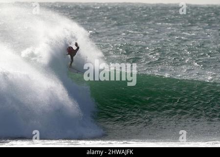 Peniche, Portugal. 4. März 2022. Surfer Kelly Slater aus den Vereinigten Staaten tritt am 4. März 2022 während der MEO Pro Portugal am Strand von Supertubos in Peniche, Portugal, an. (Bild: © Pedro Fiuza/ZUMA Press Wire) Bild: ZUMA Press, Inc./Alamy Live News Stockfoto