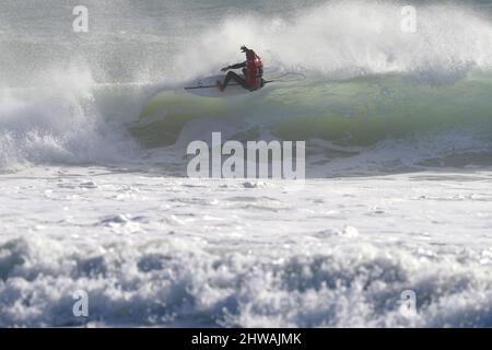 Peniche, Portugal. 4. März 2022. Surfer Kelly Slater aus den Vereinigten Staaten tritt am 4. März 2022 während der MEO Pro Portugal am Strand von Supertubos in Peniche, Portugal, an. (Bild: © Pedro Fiuza/ZUMA Press Wire) Bild: ZUMA Press, Inc./Alamy Live News Stockfoto