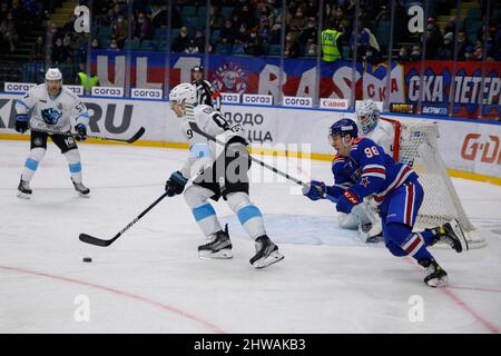 Sankt Petersburg, Russland. 04. März 2022. SKA Hockey Club Spieler, Andrei Kuzmenko (R) und Dinamo Hockey Club Spieler, Dmitry Korobov (C) in Aktion während der Kontinental Hockey League, Gagarin Cup, KHL 2021/22 zwischen SKA Sankt Petersburg und Dinamo Minsk im Ice Sports Palace.(Endstand; SKA Sankt Petersburg 3:1 Dinamo Minsk) Kredit: SOPA Images Limited/Alamy Live News Stockfoto