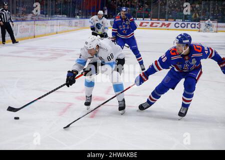 Sankt Petersburg, Russland. 04. März 2022. SKA Hockey Club Spieler, Mikko Lehtonen (No.46) und Dinamo Hockey Club Spieler, Taylor Beck (No.88) in Aktion während der Kontinental Hockey League, Gagarin Cup, KHL 2021/22 zwischen SKA Sankt Petersburg und Dinamo Minsk im Ice Sports Palace. (Endergebnis; SKA Saint Petersburg 3:1 Dinamo Minsk) Credit: SOPA Images Limited/Alamy Live News Stockfoto