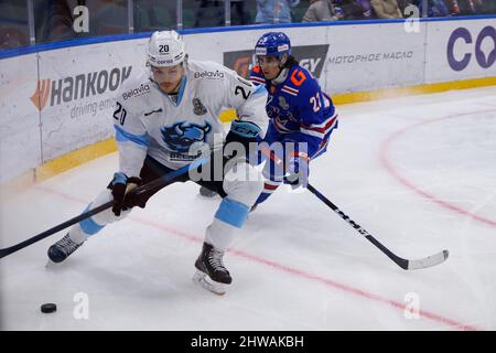 Sankt Petersburg, Russland. 04. März 2022. SKA Hockey Club Spieler, Marat Khusnutdinov (R) und Dinamo Hockey Club Spieler, Malte Stromwall (L) in Aktion während der Kontinental Hockey League, Gagarin Cup, KHL 2021/22 zwischen SKA Sankt Petersburg und Dinamo Minsk im Ice Sports Palace. (Endergebnis; SKA Saint Petersburg 3:1 Dinamo Minsk) Credit: SOPA Images Limited/Alamy Live News Stockfoto