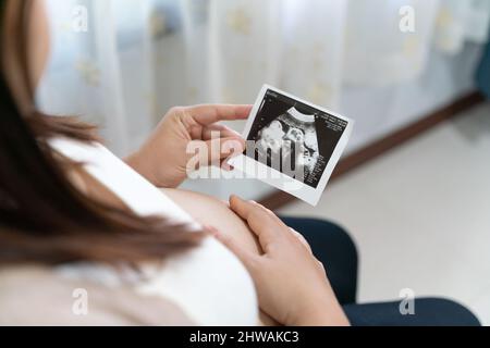 Nahaufnahme von niedlichen schwanger Bauch und Röntgen-Ultraschall-Scan des Babys, Röntgen schwanger. Stockfoto