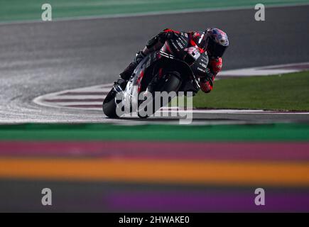 Doha, Katar. 4. März 2022. Der spanische MotoGP-Fahrer Aleix Espargaro von Aprilia fährt am 4. März 2022 beim zweiten freien Training des MotoGP Grand Prix von Katar 2022 auf dem Losail Circuit in Doha, der Hauptstadt von Katar. Kredit: Nikku/Xinhua/Alamy Live Nachrichten Stockfoto