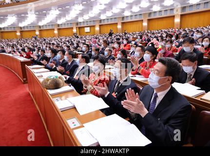 Peking, China. 5. März 2022. Die fünfte Sitzung des Nationalen Volkskongresses 13. (NPC) wird am 5. März 2022 in der Großen Halle des Volkes in Peking, der Hauptstadt Chinas, eröffnet. Quelle: Liu Weihing/Xinhua/Alamy Live News Stockfoto