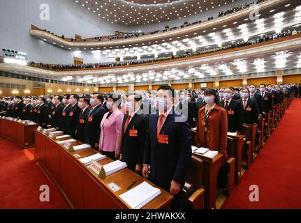 Peking, China. 5. März 2022. Die fünfte Sitzung des Nationalen Volkskongresses 13. (NPC) wird am 5. März 2022 in der Großen Halle des Volkes in Peking, der Hauptstadt Chinas, eröffnet. Quelle: Liu Weihing/Xinhua/Alamy Live News Stockfoto