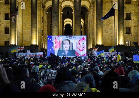 Tiflis, Georgien. 04. März 2022. Georgiens Präsident von 5., Salome Zourabichvili spricht mit dem georgischen Volk, wo sie erwähnt, dass sie und die Menschen ihres Landes die Ukraine uneingeschränkt unterstützen und hoffen, dass die Ukraine ihr Territorium vor Russland verteidigen wird.dreißigtausend Menschen versammelten sich vor dem parlamentsgebäude von Tiflis, um der Rede des ukrainischen Präsidenten zuzuhören, in der er sagt Die Ukraine wird ihr Territorium niemals Russland geben und die Ukraine wird gegen die Russen kämpfen, um diesen Krieg zu gewinnen. Ihr seid heute alle Ukrainer.“ Kredit: SOPA Images Limited/Alamy Live Nachrichten Stockfoto