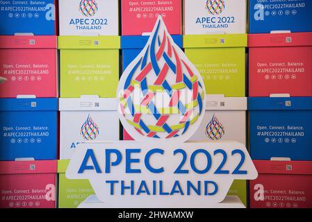 Bangkok, Thailand. 04. März 2022. APEC 2022 Logo, das im Einkaufszentrum Siam Paragon zu sehen ist. Die APEC 2022, oder Asia-Pacific Economic Cooperation 2022, wird im Dezember 2022 in Bangkok, Thailand, stattfinden, wobei noch kein spezifischer Termin festgelegt ist. Das Thema der APEC 2022 lautet „Open, Connect, Balance“. Kredit: SOPA Images Limited/Alamy Live Nachrichten Stockfoto