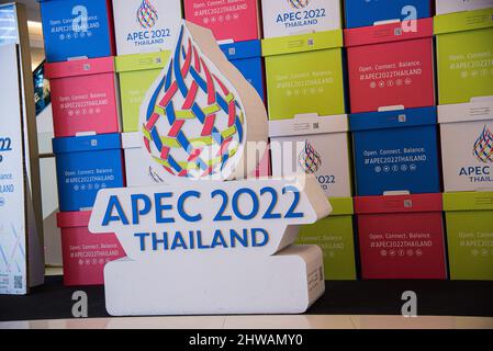 Bangkok, Thailand. 04. März 2022. APEC 2022 Logo, das im Einkaufszentrum Siam Paragon zu sehen ist. Die APEC 2022, oder Asia-Pacific Economic Cooperation 2022, wird im Dezember 2022 in Bangkok, Thailand, stattfinden, wobei noch kein spezifischer Termin festgelegt ist. Das Thema der APEC 2022 lautet „Open, Connect, Balance“. Kredit: SOPA Images Limited/Alamy Live Nachrichten Stockfoto