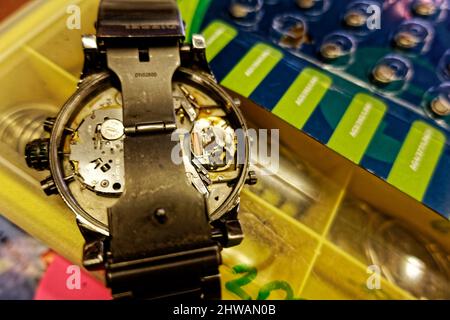 Breitling Super Chronomat 44 Vierjahreskalender Baterie Wechsel. Stockfoto