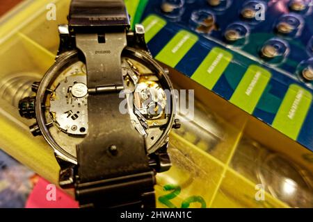 Breitling Super Chronomat 44 Vierjahreskalender Baterie Wechsel. Stockfoto