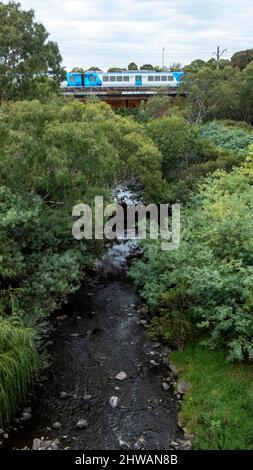 Ein Zug fährt über den Merri Creek in Northcote, Melbourne, Victoria, Australien Stockfoto