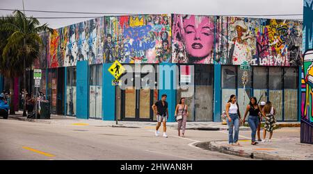 Buntes Wynwood-Viertel in Miami - MIAMI, FLORIDA - 14. FEBRUAR 2022 Stockfoto