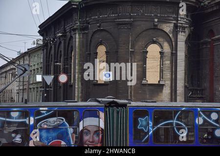 Lviv, Ukraine. 04. März 2022. Alte Glasfenster in der Kirche Mariä Himmelfahrt in Lemberg mit Spanplatten bedeckt in Erwartung einer möglichen russischen Beschuss gesehen.die Regierung versucht, architektonische Denkmäler in Lemberg zu schützen, Das Zentrum von Lemberg ist ein UNESCO-Weltkulturerbe in Erwartung eines möglichen russischen Beschuss. Kredit: SOPA Images Limited/Alamy Live Nachrichten Stockfoto