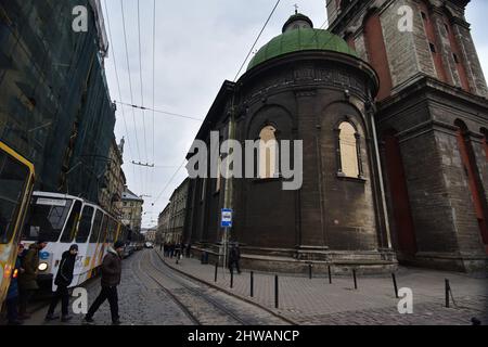 Lviv, Ukraine. 04. März 2022. Alte Glasfenster in der Kirche Mariä Himmelfahrt in Lemberg mit Spanplatten bedeckt in Erwartung einer möglichen russischen Beschuss gesehen.die Regierung versucht, architektonische Denkmäler in Lemberg zu schützen, Das Zentrum von Lemberg ist ein UNESCO-Weltkulturerbe in Erwartung eines möglichen russischen Beschuss. Kredit: SOPA Images Limited/Alamy Live Nachrichten Stockfoto