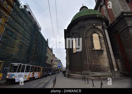 Lviv, Ukraine. 04. März 2022. Alte Glasfenster in der Kirche Mariä Himmelfahrt in Lemberg mit Spanplatten bedeckt in Erwartung einer möglichen russischen Beschuss gesehen.die Regierung versucht, architektonische Denkmäler in Lemberg zu schützen, Das Zentrum von Lemberg ist ein UNESCO-Weltkulturerbe in Erwartung eines möglichen russischen Beschuss. Kredit: SOPA Images Limited/Alamy Live Nachrichten Stockfoto