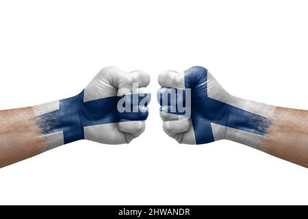 Zwei Hände schlagen sich gegenseitig auf weißem Hintergrund zu. Länderflaggen bemalten Fäuste, Konfliktkrisenkonzept zwischen finnland und finnland Stockfoto