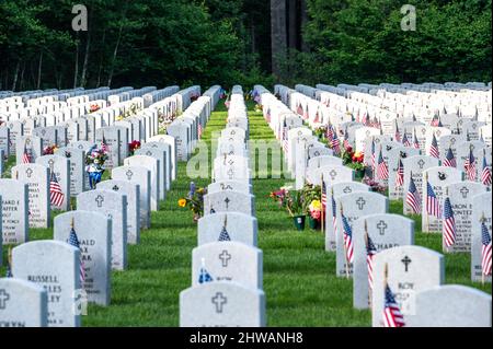 Grabsteine und Gräber auf dem Nationalfriedhof Tahoma in Kent, Washington, am Memorial Day Stockfoto