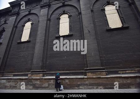 Lviv, Ukraine. 04. März 2022. Alte Glasfenster in der Kirche Mariä Himmelfahrt in Lemberg mit Spanplatten bedeckt in Erwartung einer möglichen russischen Beschuss gesehen.die Regierung versucht, architektonische Denkmäler in Lemberg zu schützen, Das Zentrum von Lemberg ist ein UNESCO-Weltkulturerbe in Erwartung eines möglichen russischen Beschuss. (Foto von Pavlo Palamarchuk/SOPA Images/Sipa USA) Quelle: SIPA USA/Alamy Live News Stockfoto