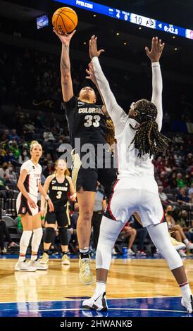 Las Vegas, USA. 05. März 2022. Mär 04 2022 Las Vegas, NV, USA Colorado Forward Peanut Tuitele (33) fährt während des NCAA Pac 12 Women's Basketball Tournament Halbfinalspiels zwischen den Colorado Büffeln und dem Stanford Cardinal in der Michelob Ultra Arena in Mandalay Bay Las Vegas, NV, zum Reifen. Thurman James/CSM Credit: CAL Sport Media/Alamy Live News Stockfoto