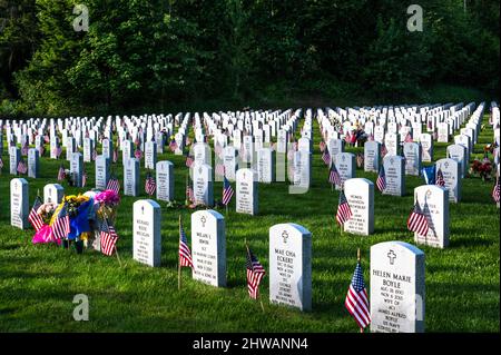 Grabsteine und Gräber auf dem Nationalfriedhof Tahoma in Kent, Washington, am Memorial Day Stockfoto