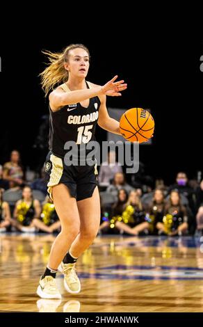 Las Vegas, USA. 05. März 2022. Mär 04 2022 Las Vegas, NV, USA die Colorado-Garde Kindyll Wetta (15) spielt während des Halbfinalspiels des NCAA Pac 12 Women's Basketball Tournament zwischen den Colorado-Büffeln und dem Stanford Cardinal in der Michelob Ultra Arena in Mandalay Bay Las Vegas, NV. Thurman James/CSM Credit: CAL Sport Media/Alamy Live News Stockfoto