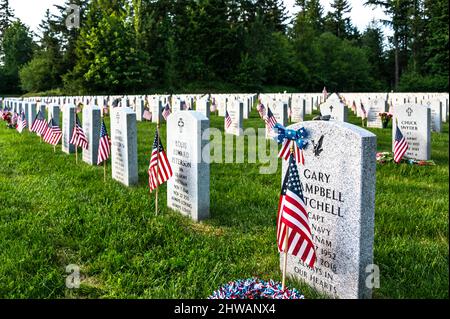 Grabsteine und Gräber auf dem Nationalfriedhof Tahoma in Kent, Washington, am Memorial Day Stockfoto