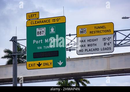 Straßenschild nach Port Miami - MIAMI, FLORIDA - 14. FEBRUAR 2022 Stockfoto